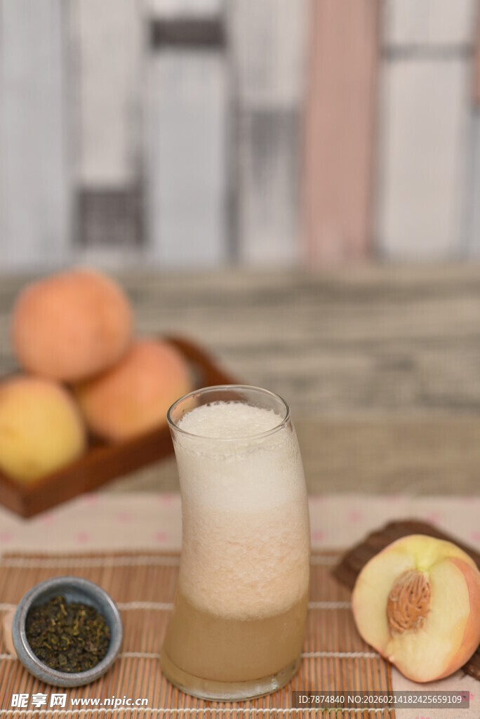 蜜桃特调饮品与新鲜蜜桃