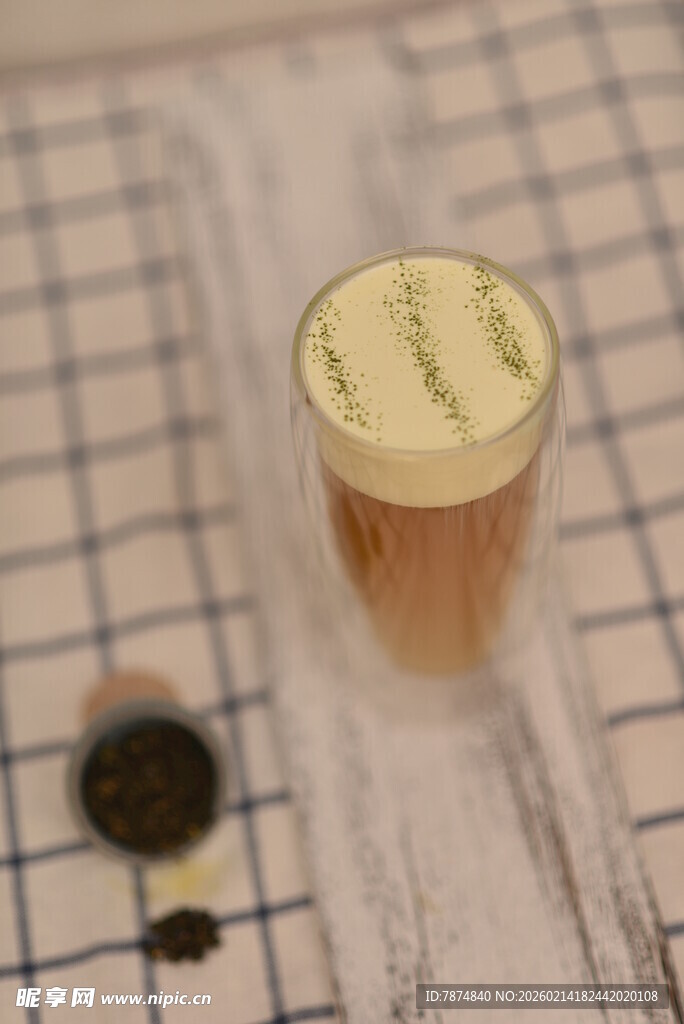 木质桌面的啤酒杯