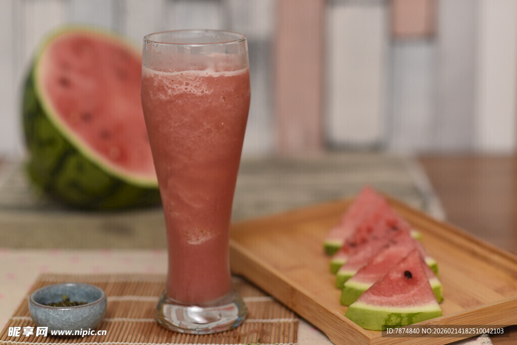 西瓜冰饮与西瓜片拼盘