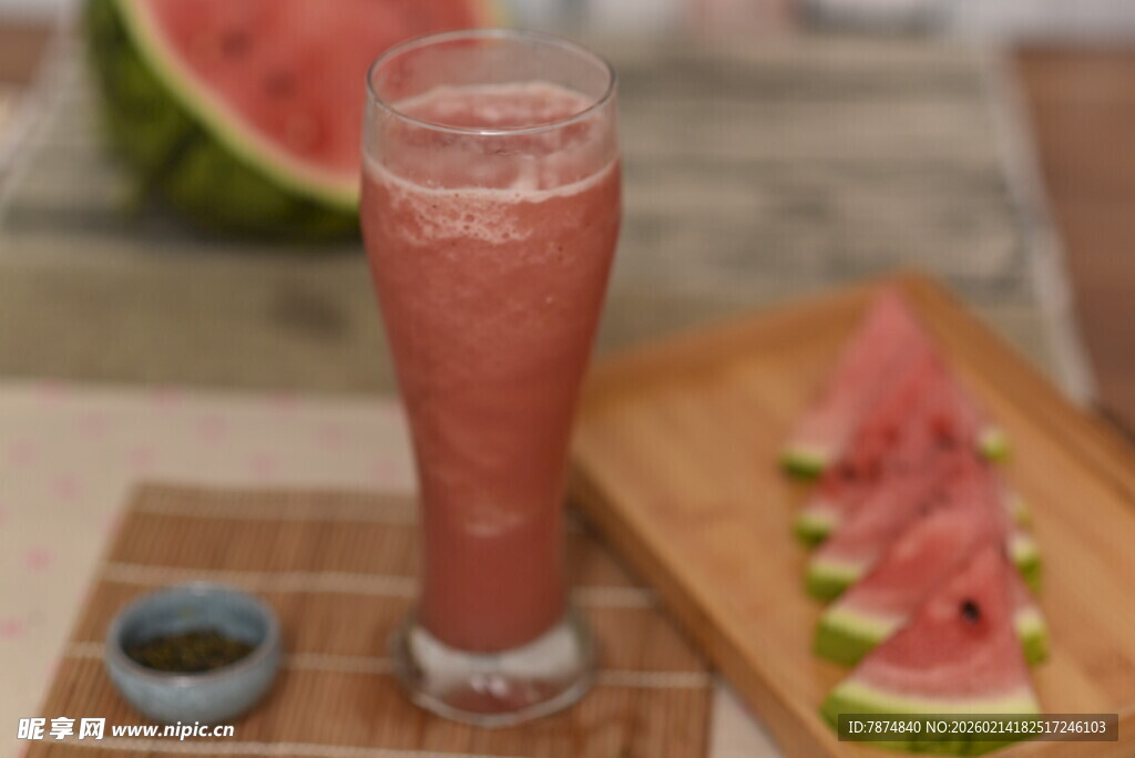 西瓜冰饮与切块西瓜