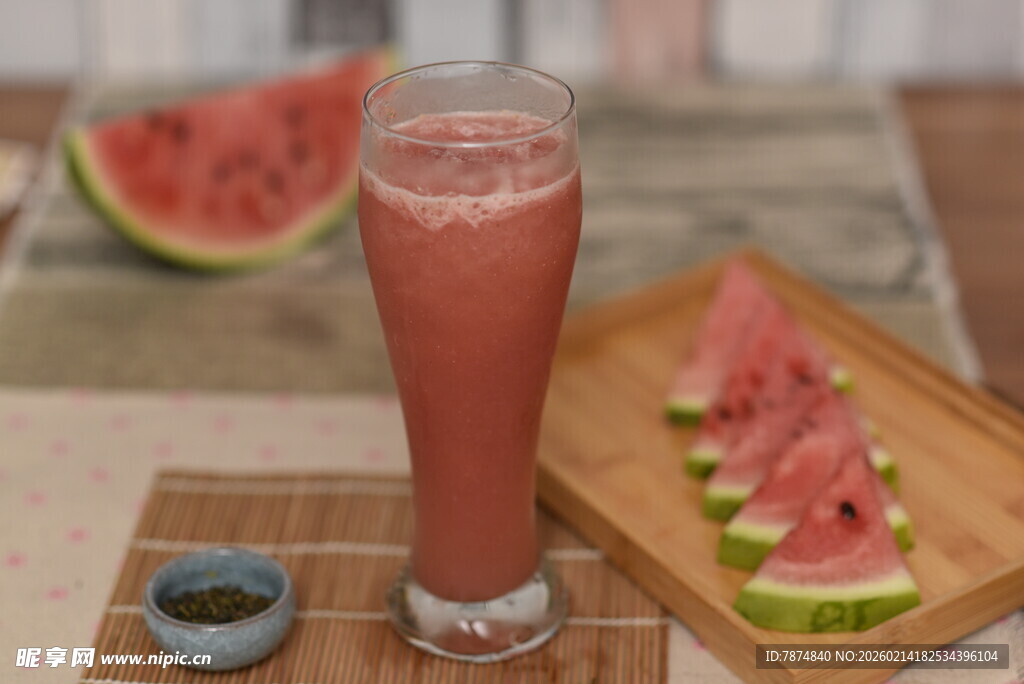 西瓜特调饮品与切片西瓜