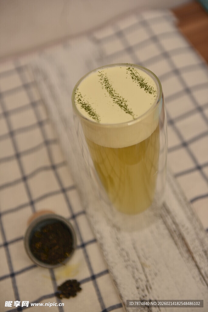 玻璃杯中的黄色饮品