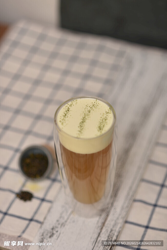 精致分层咖啡饮品特写