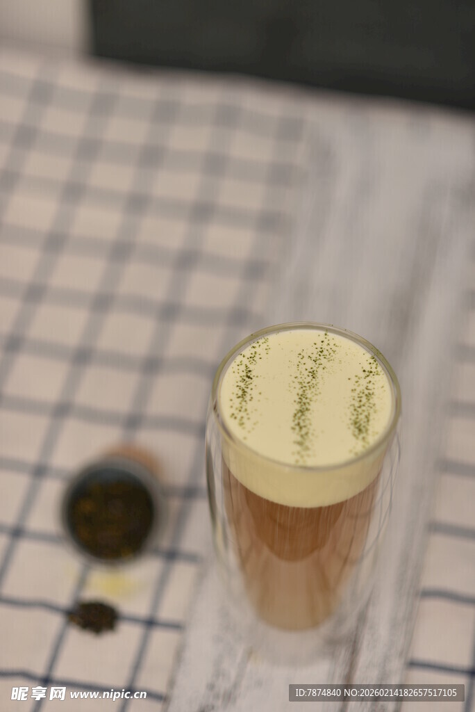 小瓶软木塞及周边物件