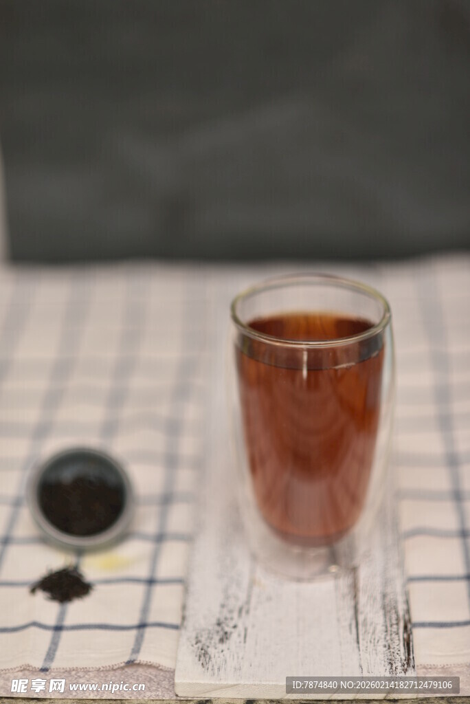 透明杯中的棕色饮品