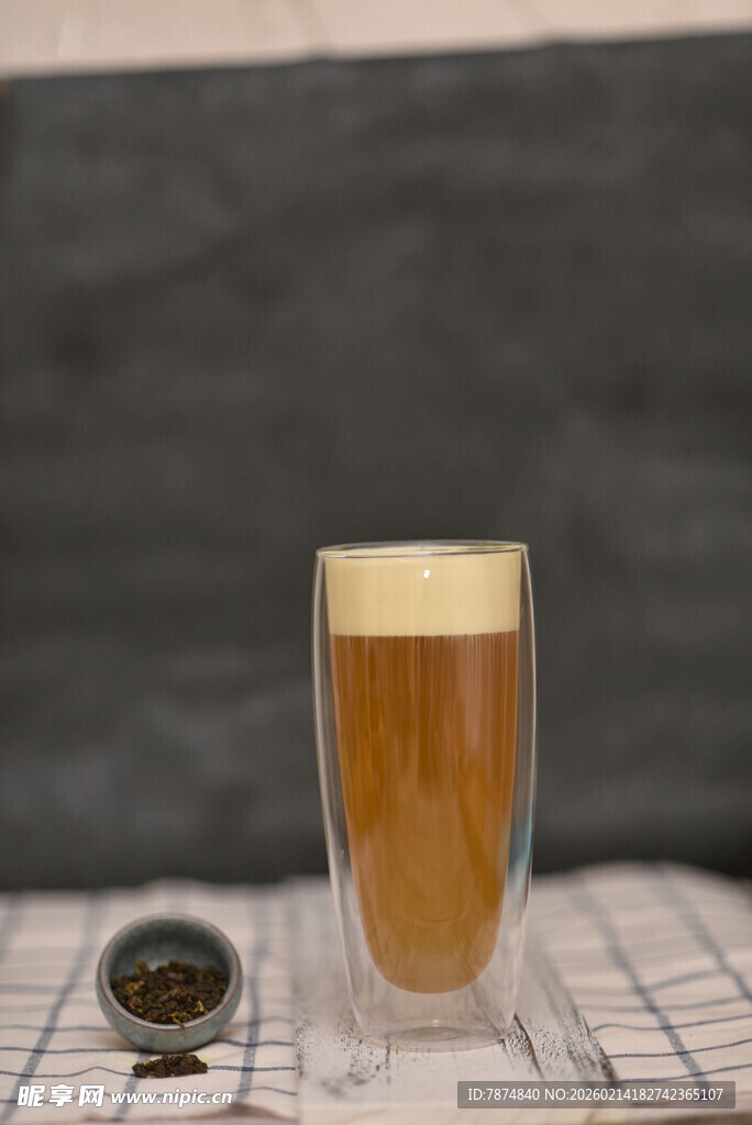 一杯分层的特色咖啡饮品