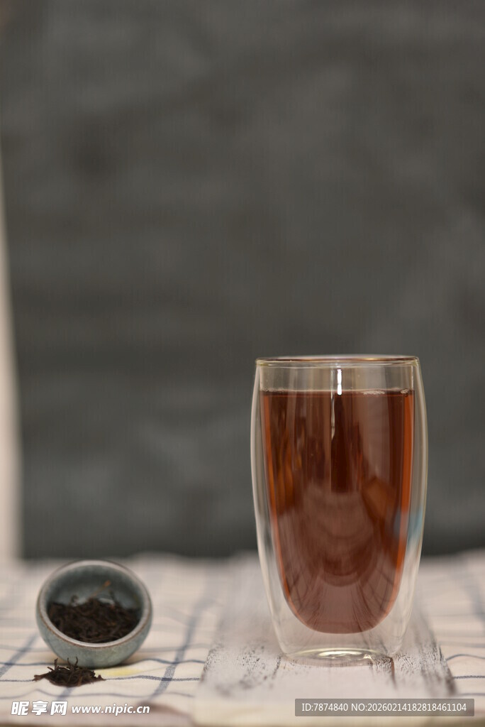 透明杯中装着棕色饮品