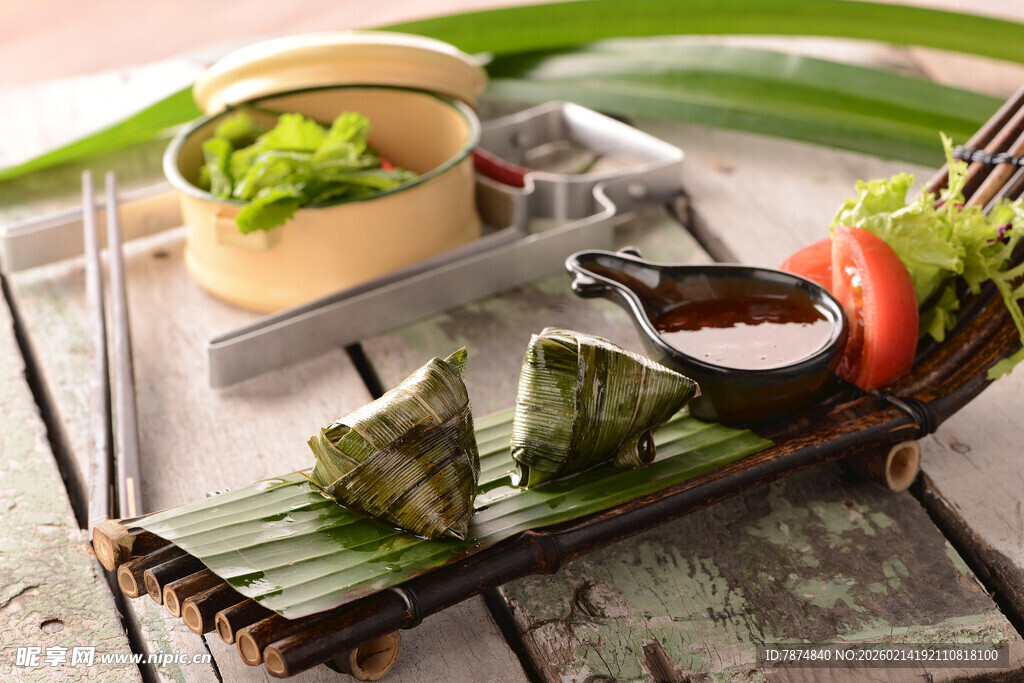 传统竹制摆盘的特色美食