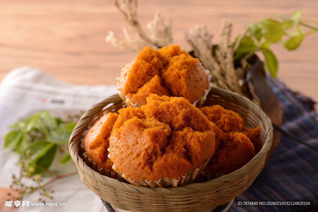 竹篮中的美味油炸小食