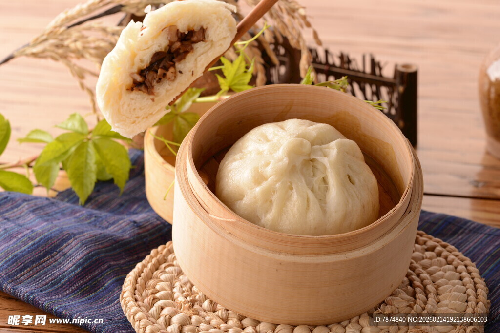 竹制蒸笼里的美味大包子