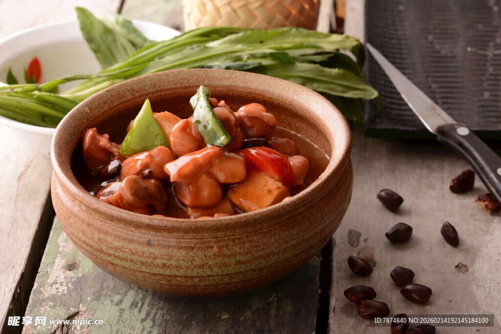 陶碗中的美味红烧花生