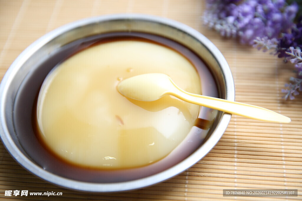 木勺舀盛碗中蜂蜜