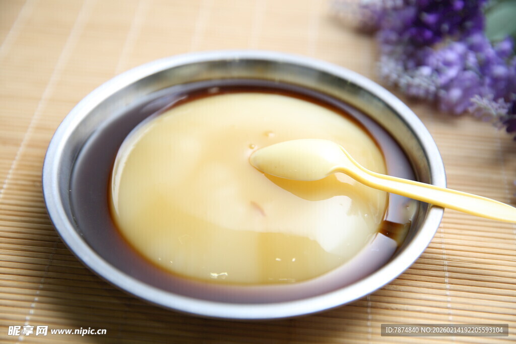 碗中蜂蜜与木勺特写