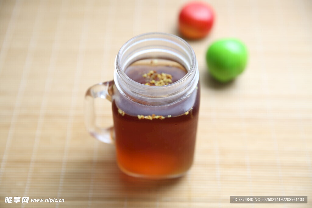 玻璃杯中琥珀色的茶饮