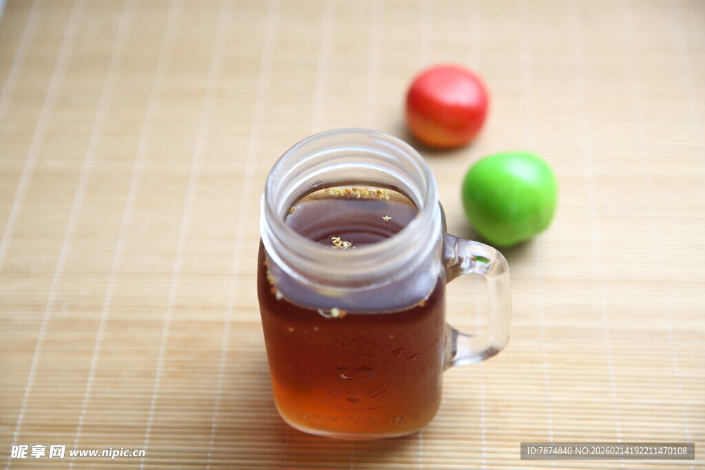 玻璃罐中的琥珀色液体