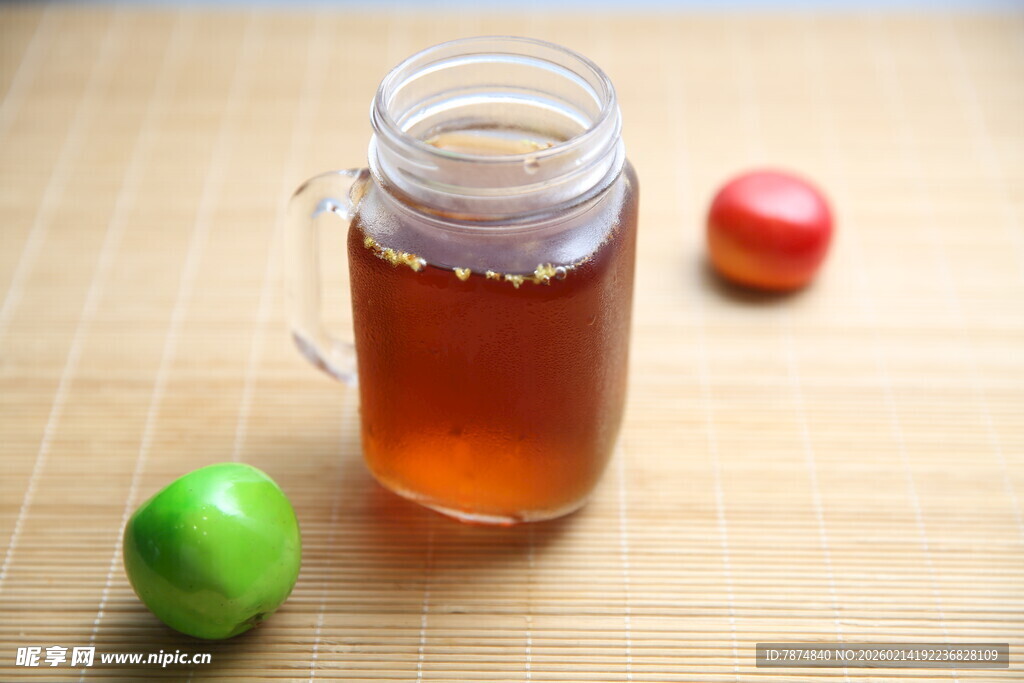 玻璃罐中的琥珀色饮品