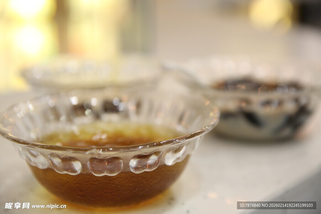 透明玻璃碗中的金黄液体