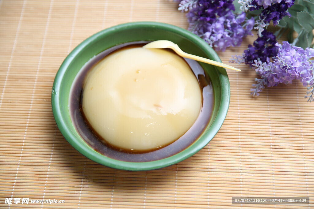 绿色碗中装着的特色食物