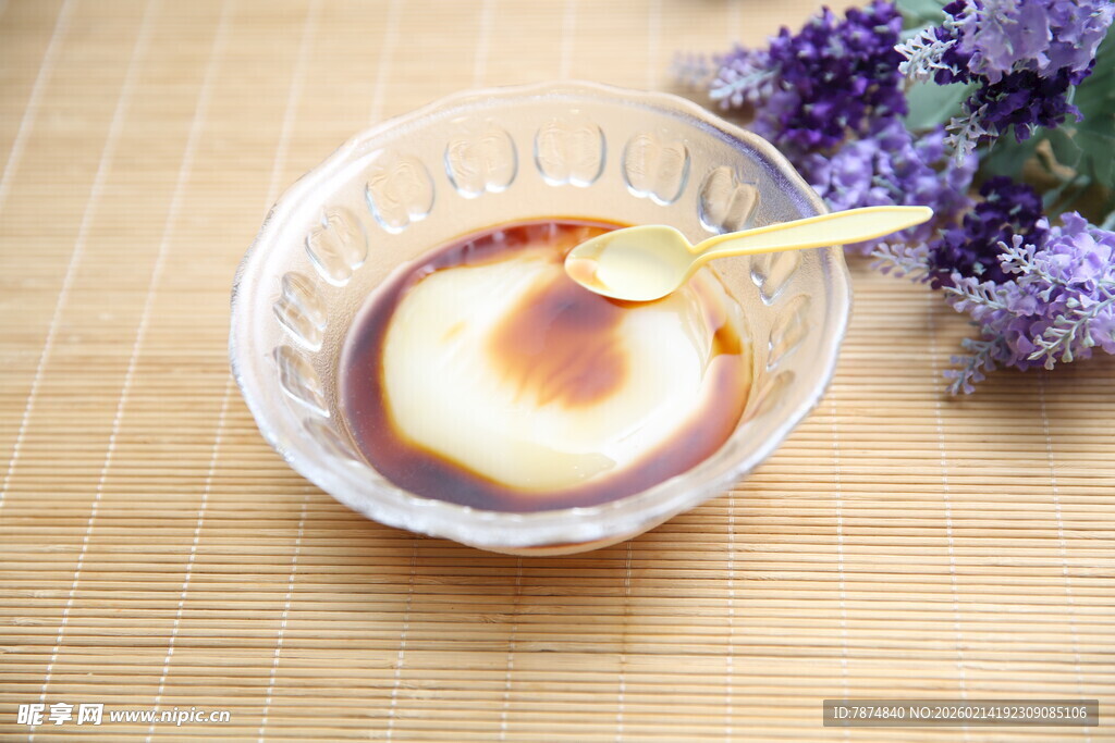 焦糖布丁配木勺与紫花