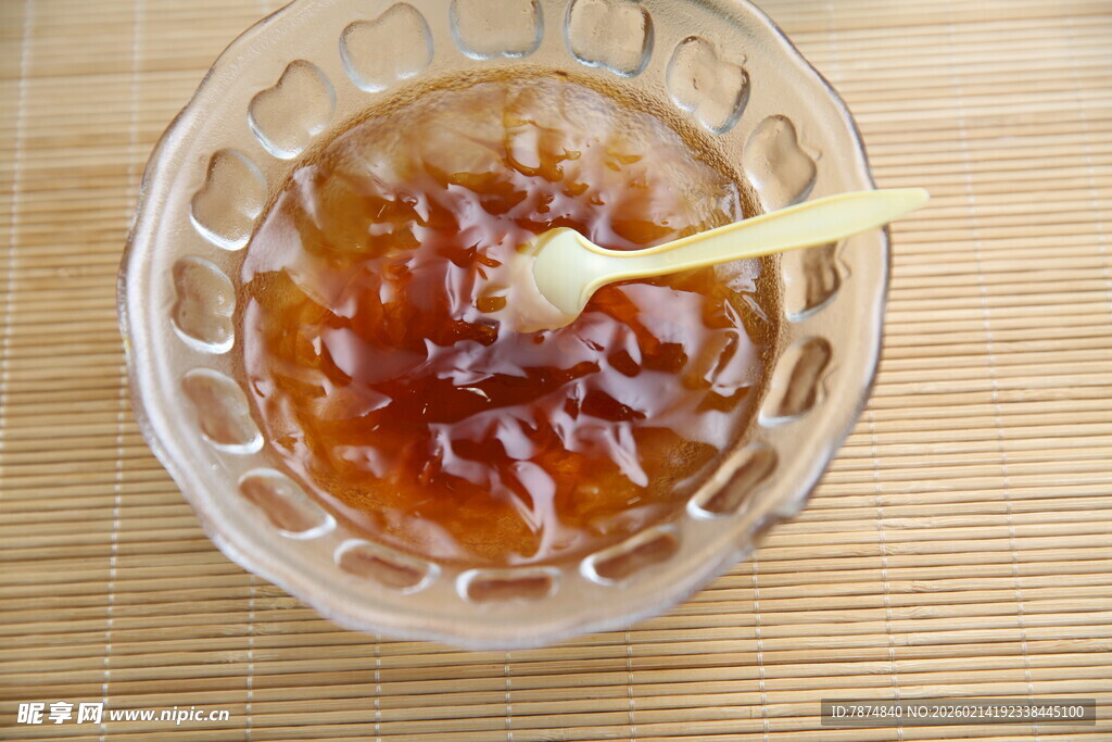 透明杯中装着的冰红茶