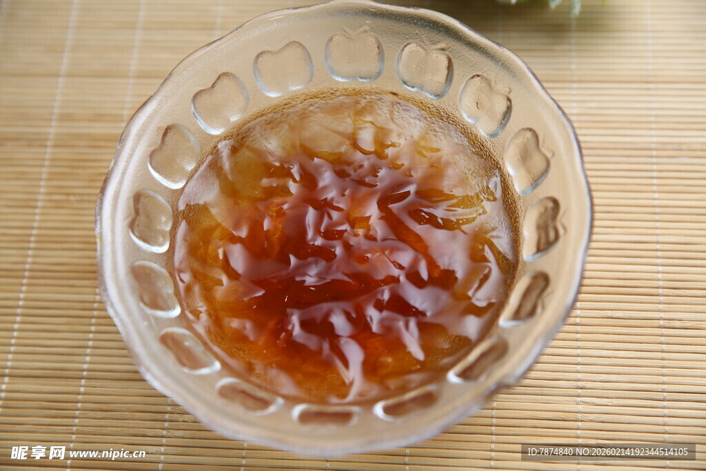 玻璃碗中的美味果酱