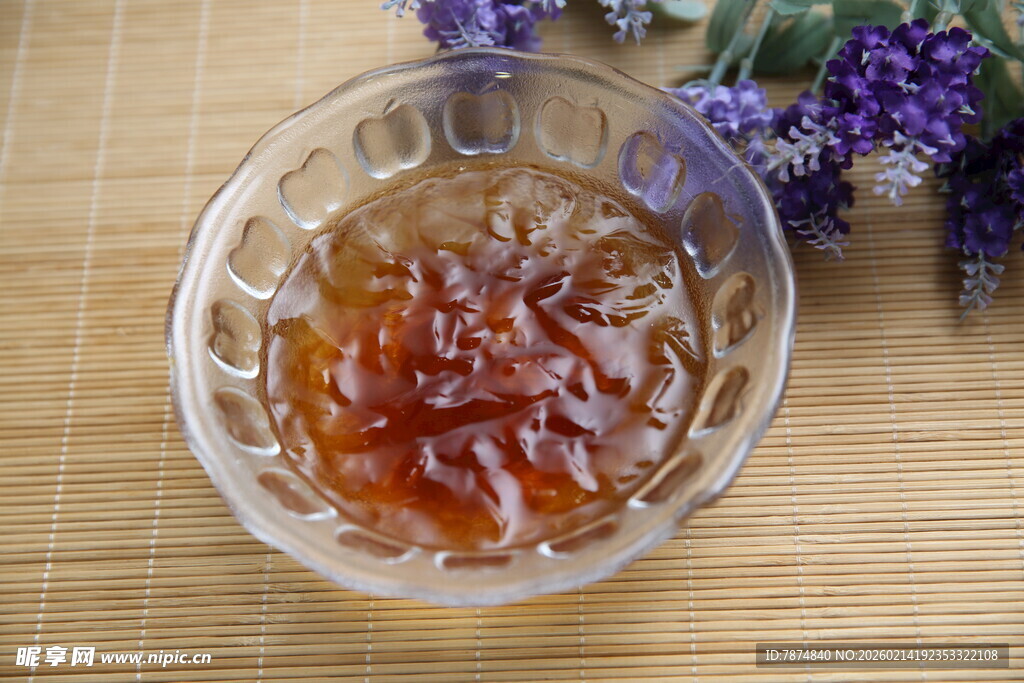 玻璃碗中的美味果酱