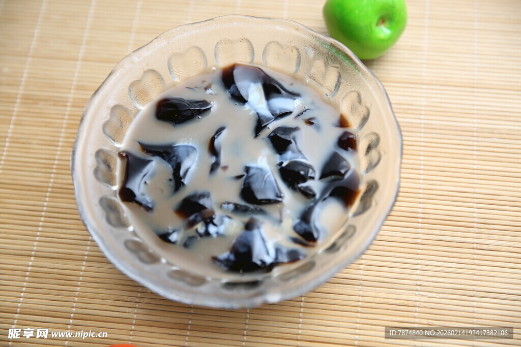 透明碗装蓝莓椰奶甜品