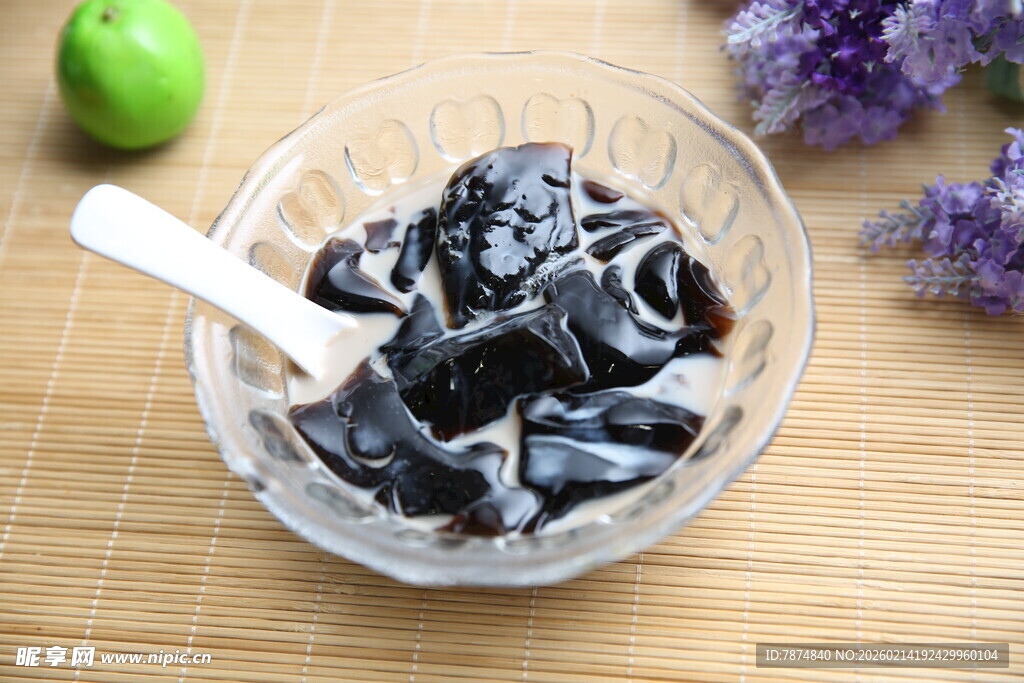 玻璃碗中的美味黑凉粉