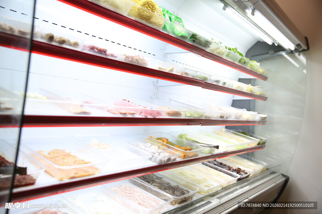 超市冷藏货架的多样食品
