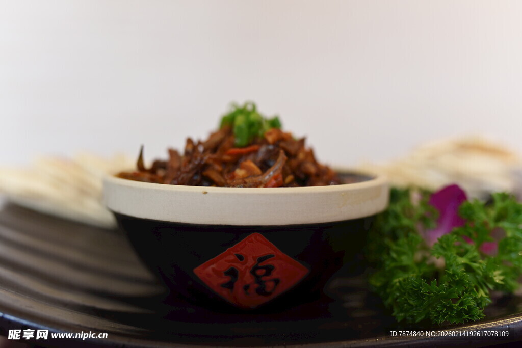 精致小碗装美味肉丝