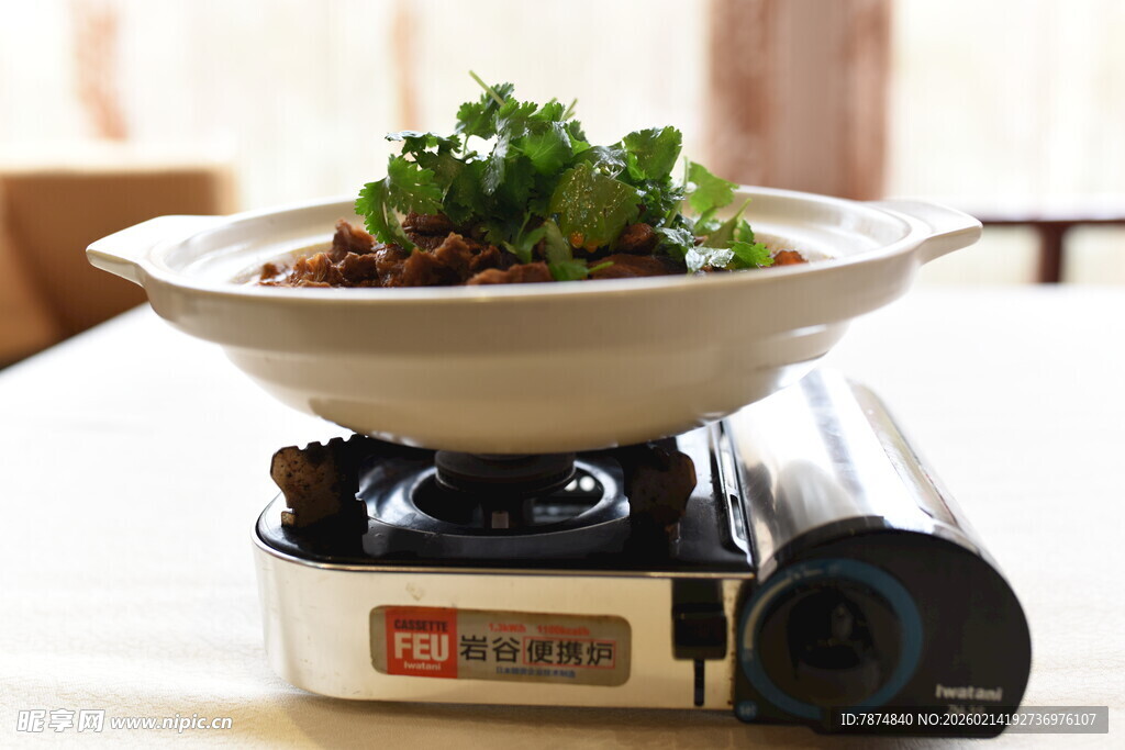 桌上燃气灶上的美味菜肴