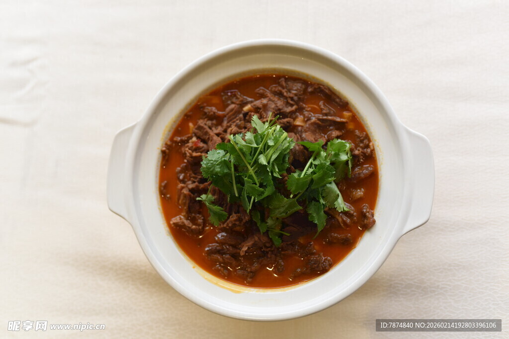 美味炖菜盛于白碗中