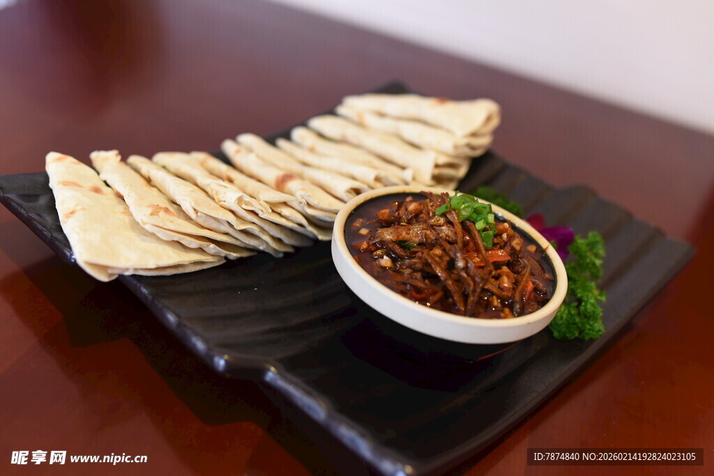 香脆薄饼配特色蘸料