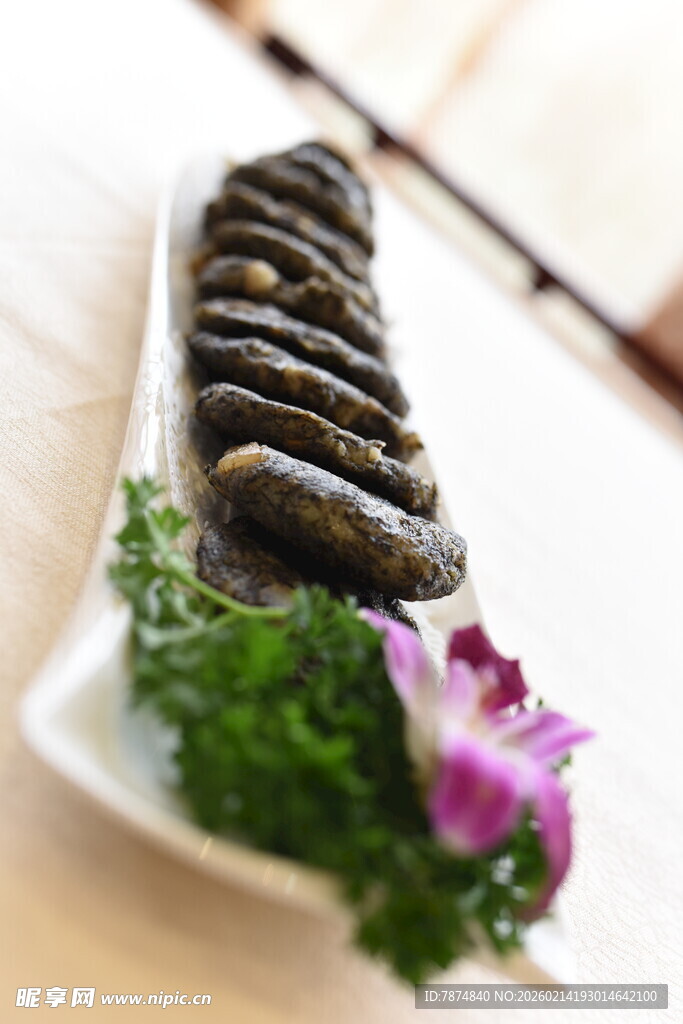 精致摆盘的海参佳肴