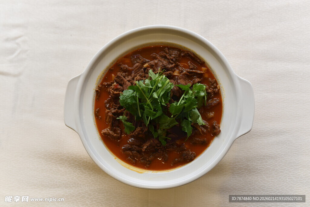 白碗盛的美味肉酱料理