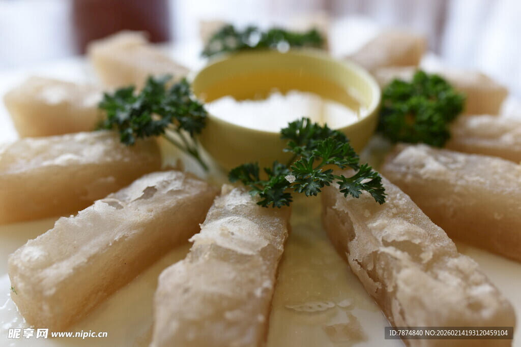 摆盘精致的美味海鲜卷