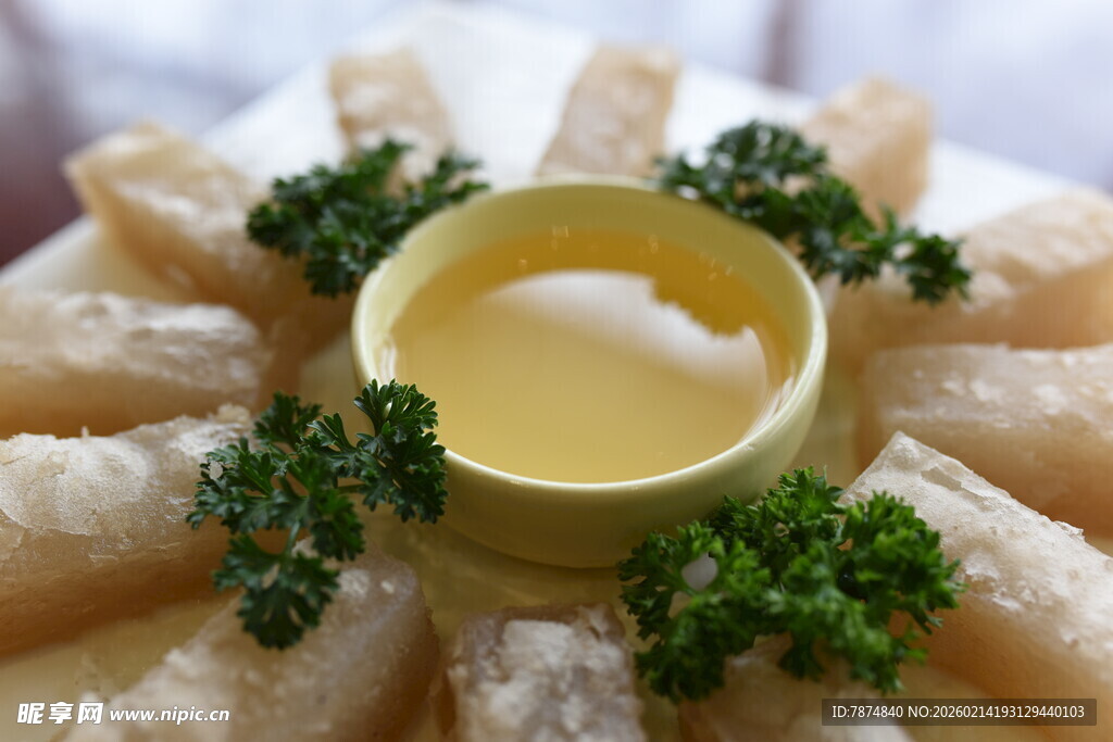 精致摆盘的蘸酱小食