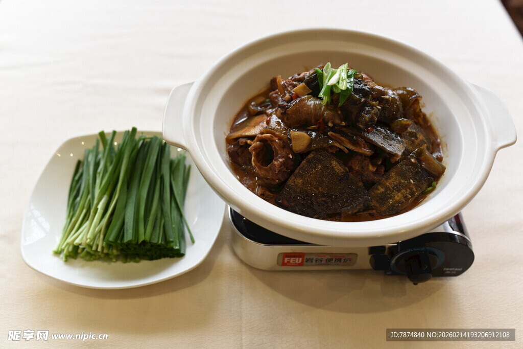 砂锅炖菜配青葱