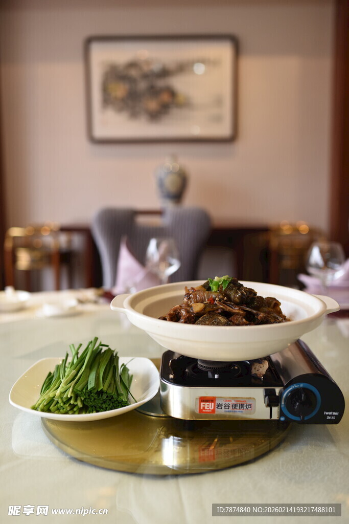 精致中式菜肴摆放在餐桌