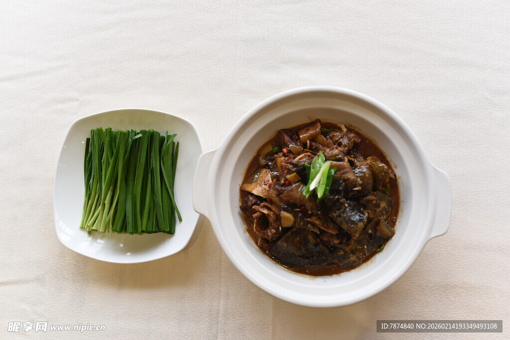 美味炖菜配青葱