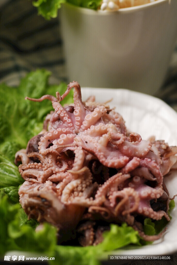 新鲜章鱼触手摆生菜上