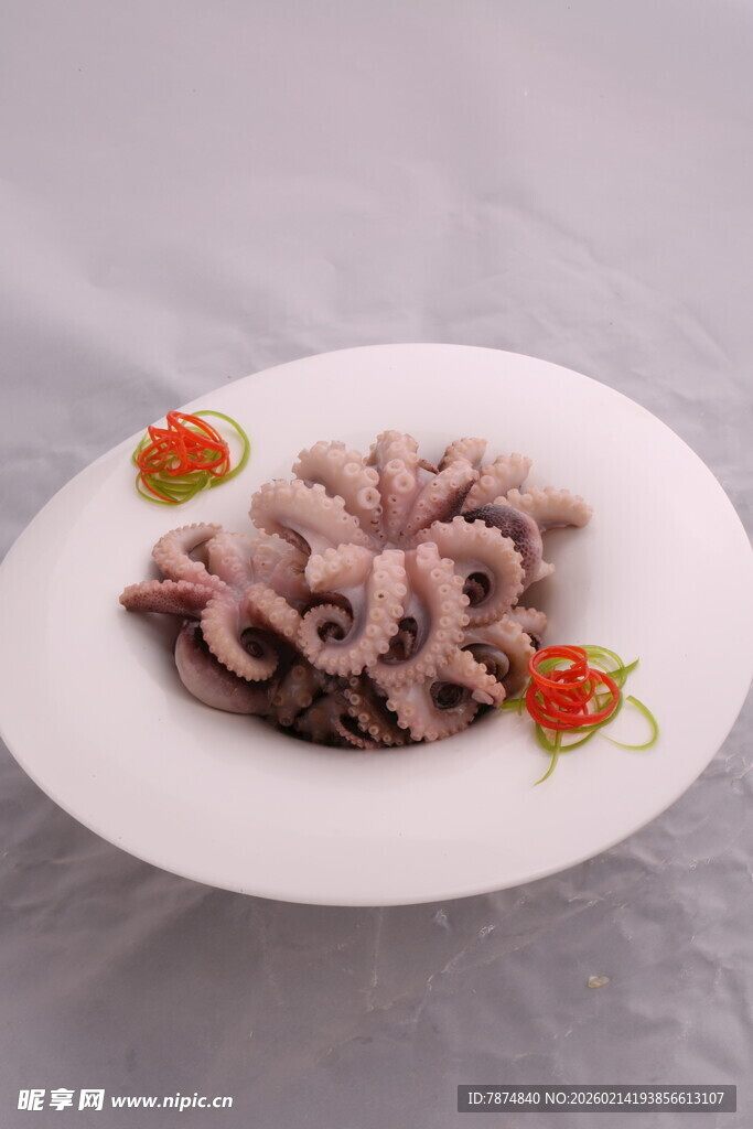 白盘上的鲜嫩小章鱼