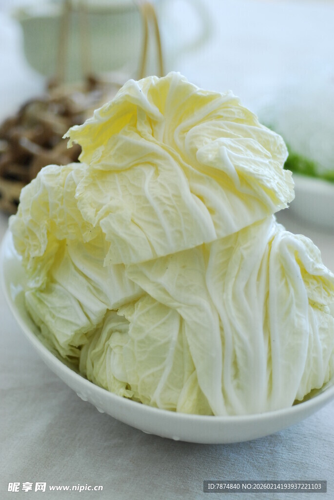 新鲜白菜置于白色碗中