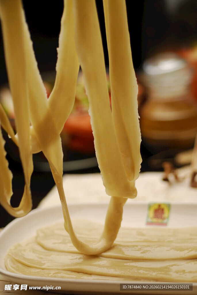 手工拉面被挑起的瞬间