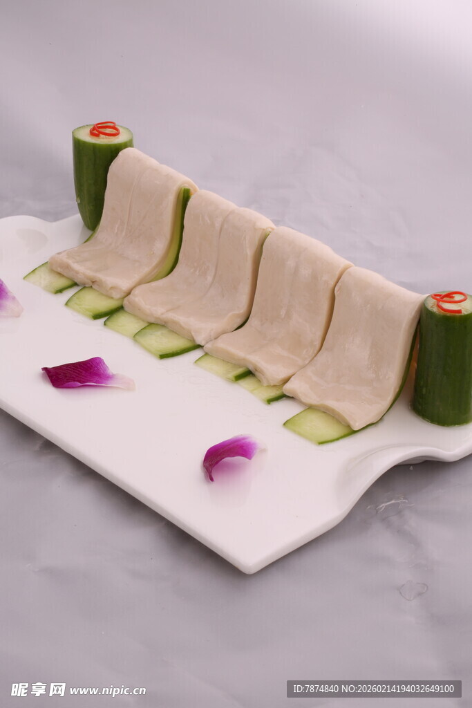 创意摆盘的美味卷类食物