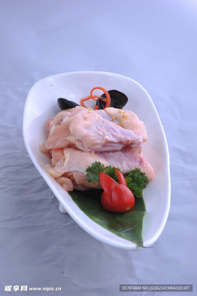 精致摆盘的鲜嫩鸡肉料理