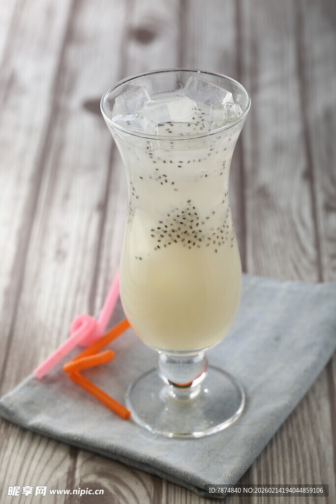 木质桌上的美味奶昔饮品