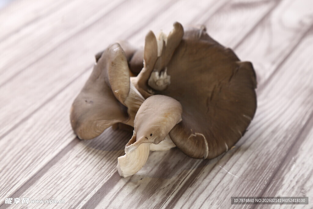 干香菇置于浅色木桌上