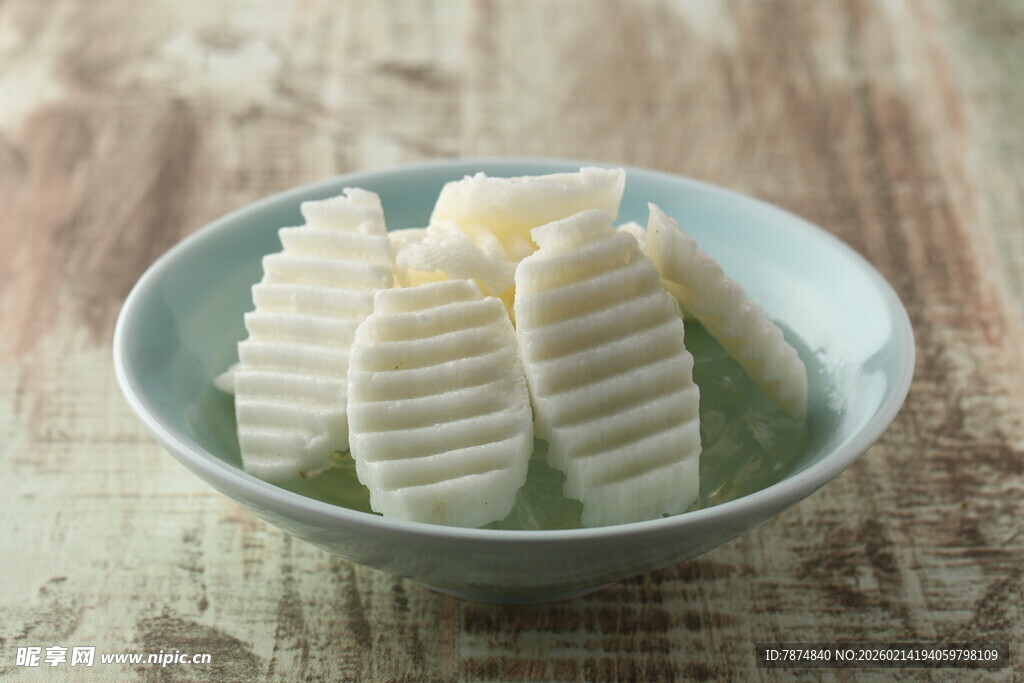 碗中切好的白色条状食物