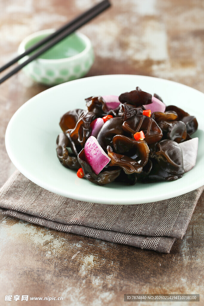 美味炒木耳配多彩蔬菜